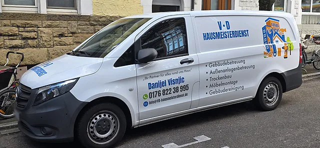 Der beschriftete Transporter von V·D Hausmeisterdienst in Freiburg